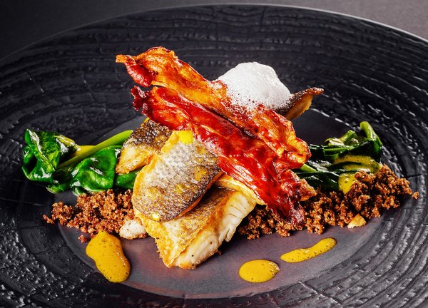 Quelle croisière propose des cours de cuisine grecque avec des chefs locaux?